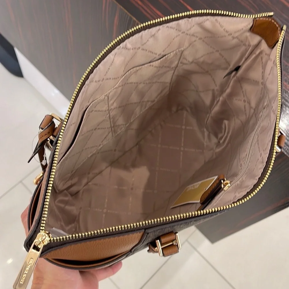 MICHAEL KORS CHARLOTTE LARGE TOP ZIP Tote bag
Brown
NWT - Picture 5 of 16